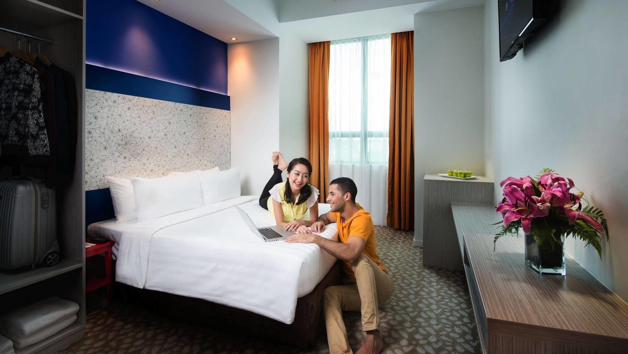 Holiday Inn Express & Suites Johor Bahru By Ihg Exterior foto